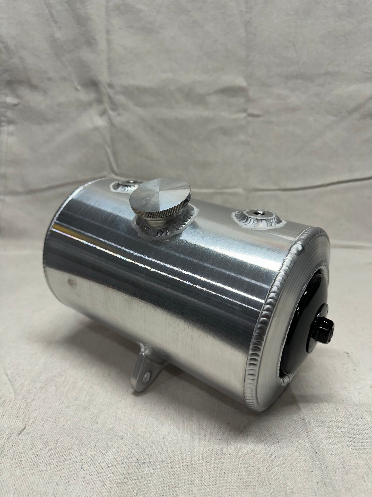 Aluminum oil tank with filter