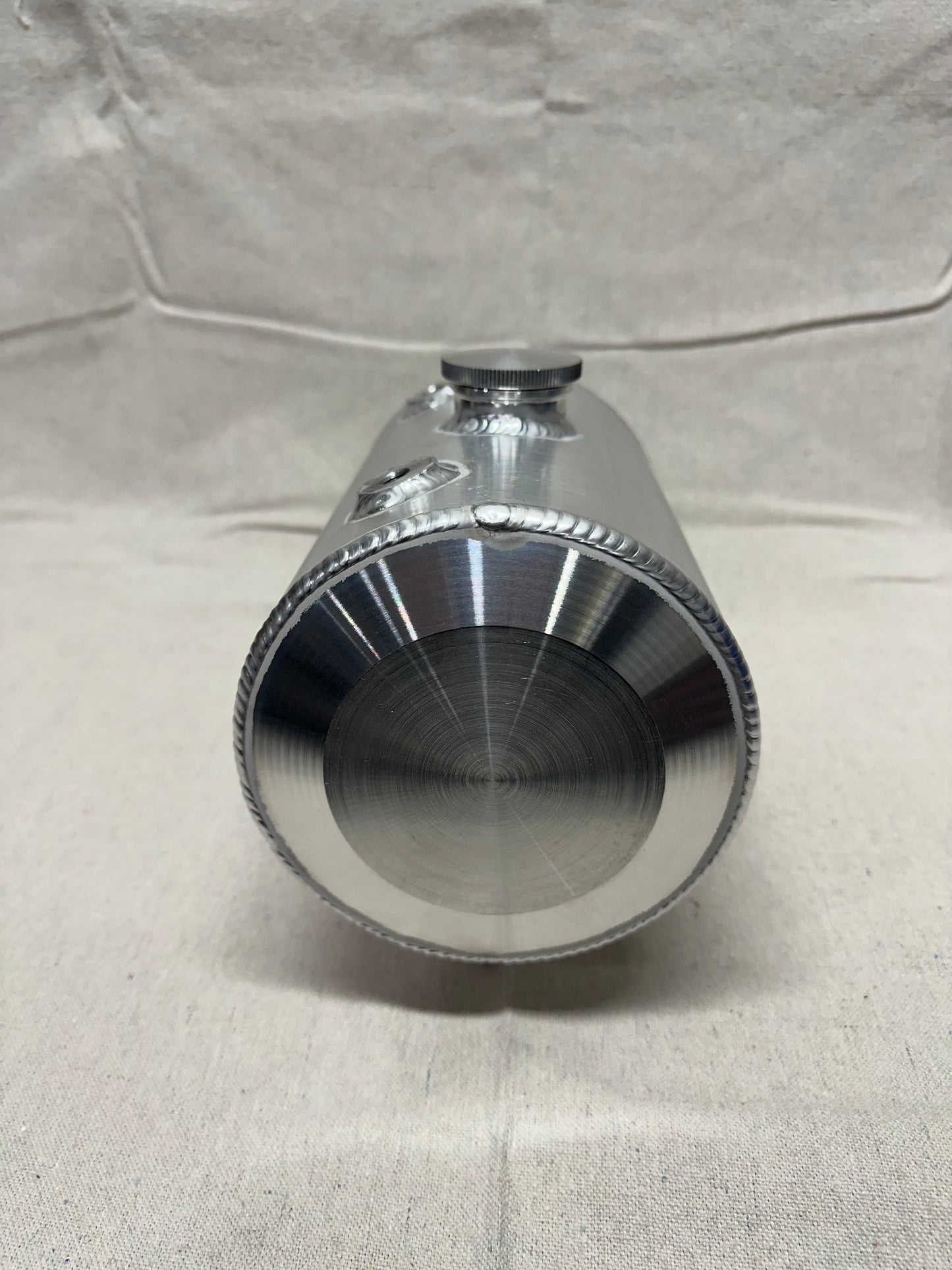 Aluminum oil tank with filter