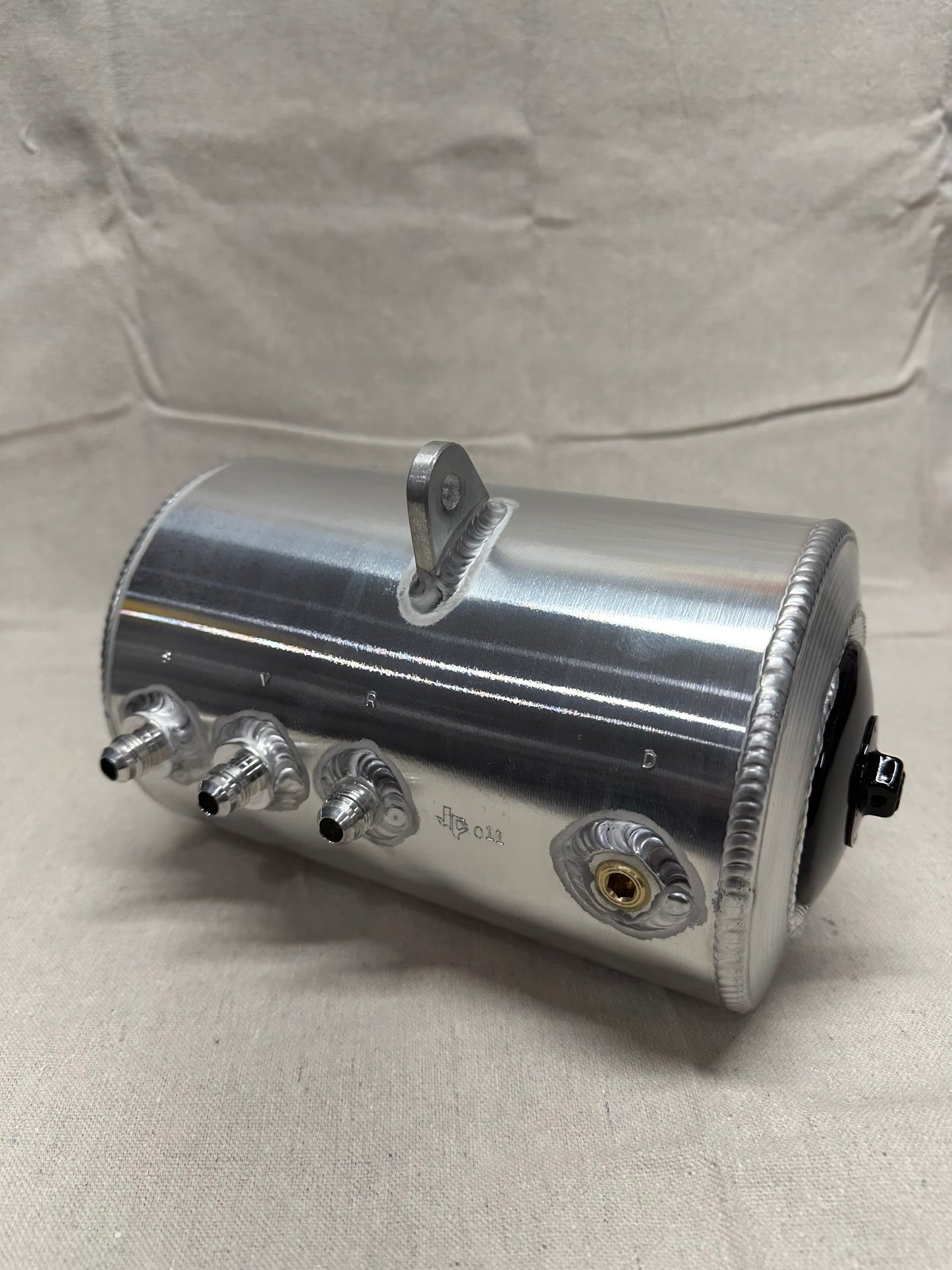 Aluminum oil tank with filter
