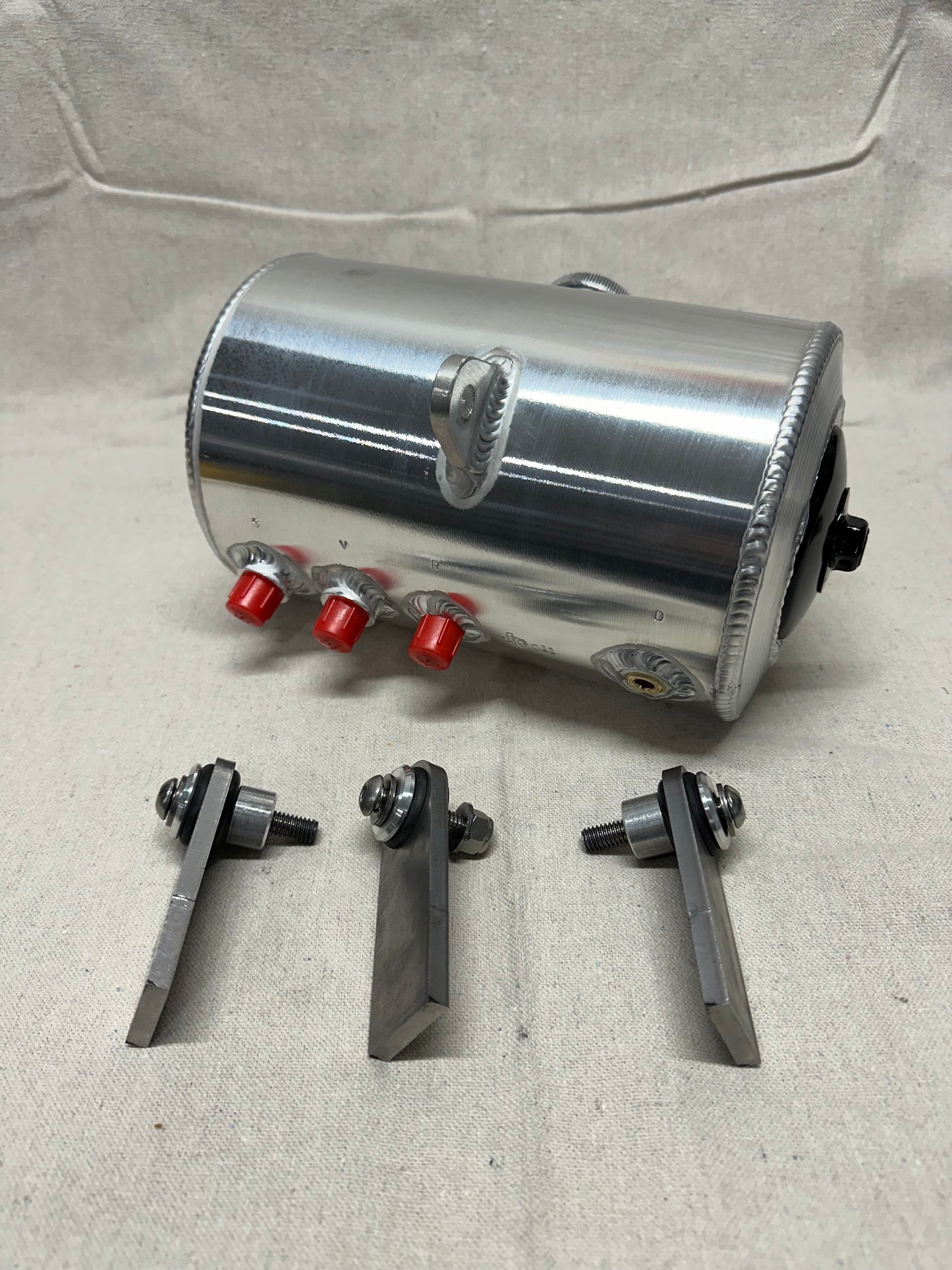 Aluminum oil tank with filter