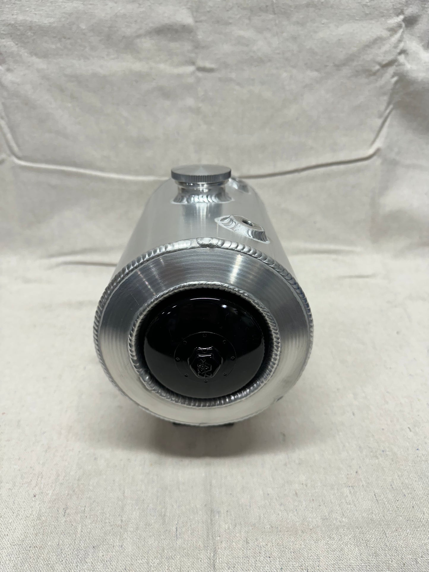 Aluminum oil tank with filter