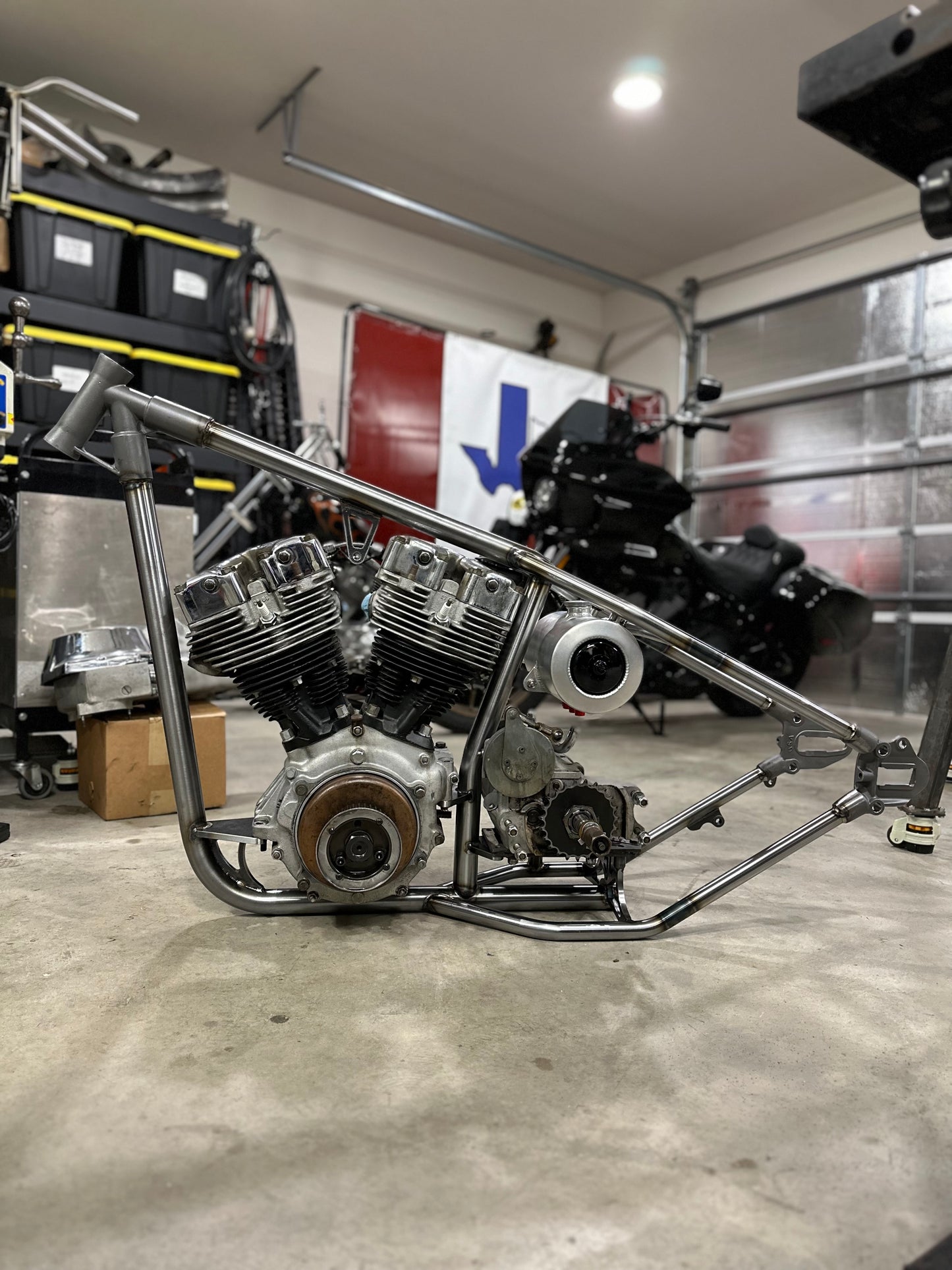 Aluminum oil tank with filter